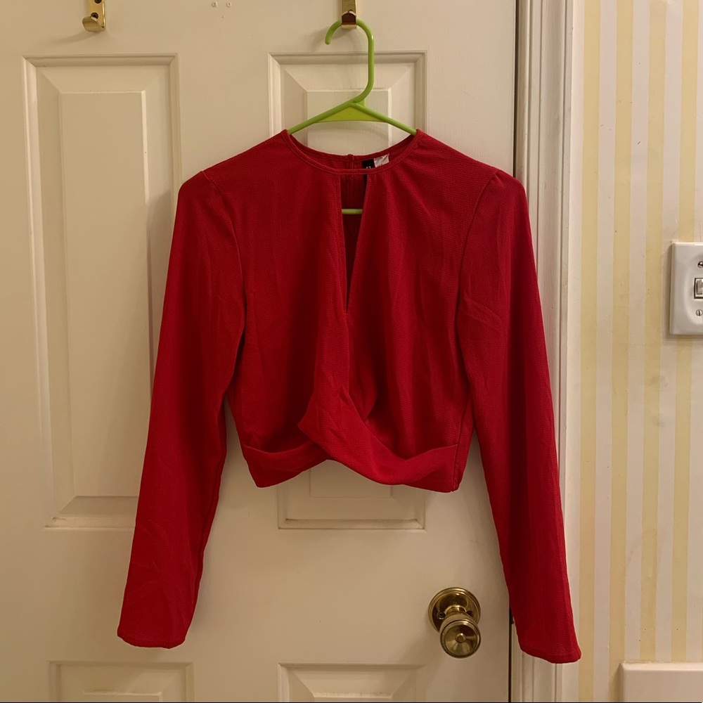 H&M Divided Red Crepe Long-Sleeved Cropped Blouse. Size 2.